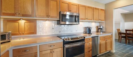 Condo, 4 Bedrooms | Private kitchen | Fridge, oven, coffee/tea maker, toaster