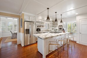 Maison, 6 chambres | Cuisine privée | Réfrigérateur, un four, cafetiÚre-théiÚre, grille-pain