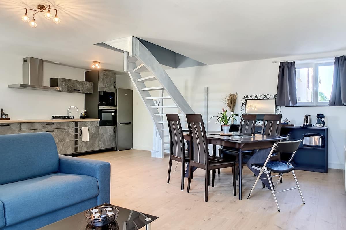 Un apartamento moderno con comedor, cocina y sala de estar.