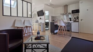 Un appartement moderne comprenant un salon, un coin repas et une cuisine.
