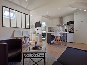 Apartamento Confort, vistas al jardín | Zona de estar | Una Smart TV, Netflix, un altavoz inteligente, servicios de streaming