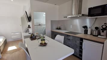 Appartement Confort, vue jardin | Cuisine privée | Micro-ondes, four, plaque de cuisson, machine à expresso