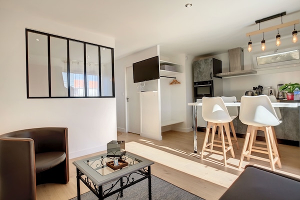 Apartamento conforto, vista para o jardim | Área de estar | Smart TV, Netflix, smart speakers, serviços de streaming