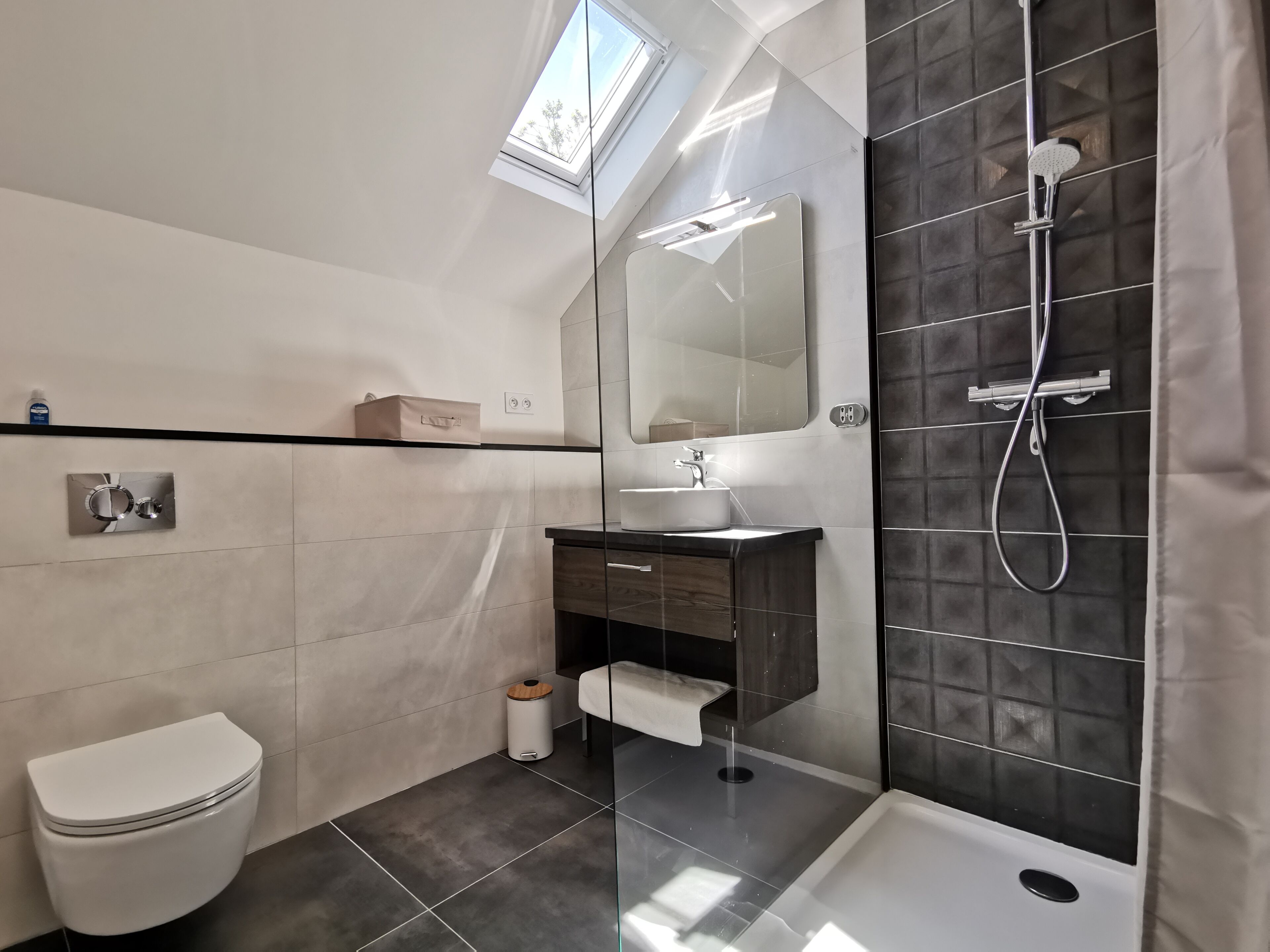 Senior Apartment, Garden View | Bathroom | Rainfall showerhead, designer toiletries, hair dryer, towels