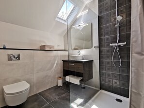 Senior Apartment, Garden View | Bathroom | Rainfall showerhead, designer toiletries, hair dryer, towels - Résidence L'Hermitière (Machecoul-Saint-Même)