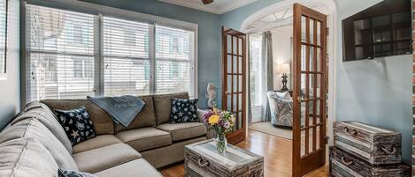 House, 6 Bedrooms | Living area