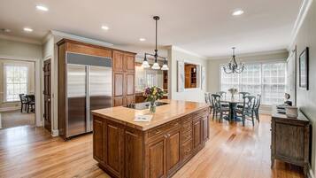 House, 6 Bedrooms | Private kitchen | Fridge, oven, coffee/tea maker, toaster