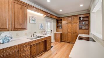 House, 6 Bedrooms | Private kitchen | Fridge, oven, coffee/tea maker, toaster