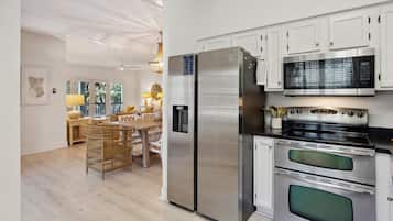 Condo, 3 Bedrooms | Private kitchen | Fridge, oven, coffee/tea maker, toaster