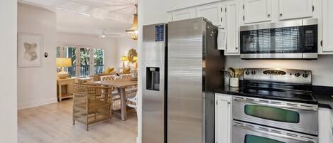 Condo, 3 Bedrooms | Private kitchen | Fridge, oven, coffee/tea maker, toaster