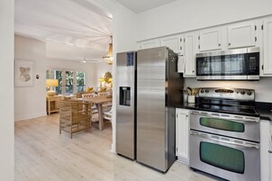 Condo, 3 quartos | Cozinha privada | Cafeteira/chaleira, geladeira, fogão, torradeira