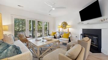 Condo, 3 Bedrooms | Living area