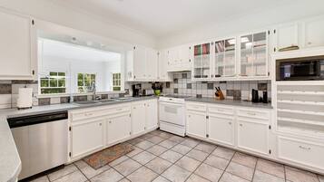 House, 5 Bedrooms | Private kitchen | Fridge, oven, coffee/tea maker, toaster