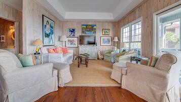 House, 6 Bedrooms | Living area