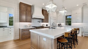 Hus, 6 soverom | Eget kjøkken | Kjøleskap, ovn, kaffetrakter/tekoker og brødrister