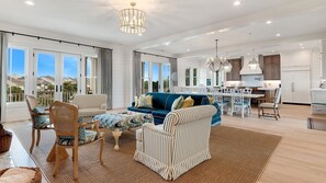 House, 6 Bedrooms | Living area