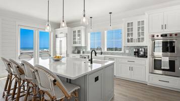 House, 6 Bedrooms | Private kitchen | Fridge, oven, coffee/tea maker, toaster