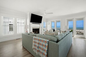 Casa, 6 habitaciones | Área de sala de estar | Smart TV