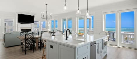 House, 6 Bedrooms | Private kitchen | Fridge, oven, coffee/tea maker, toaster