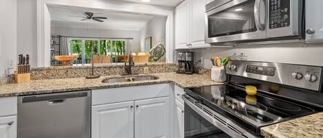 Condo, 3 Bedrooms | Private kitchen | Fridge, oven, coffee/tea maker, toaster