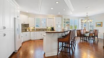 Rumah, 4 kamar tidur | Dapur pribadi | Lemari es, oven, mesin pembuat kopi/teh, dan pemanggang roti