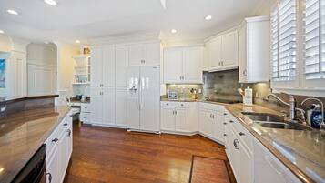 House, 4 Bedrooms | Private kitchen | Fridge, oven, coffee/tea maker, toaster