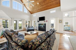 House, 6 Bedrooms | Living area