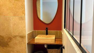 Een douche, een haardroger, handdoeken, zeep