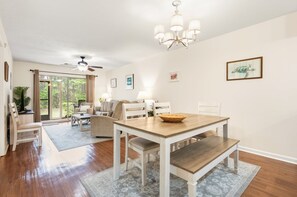 Condo, 2 phòng ngủ | Khu ăn uống