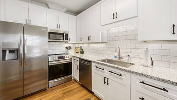 Condo, 3 Bedrooms | Private kitchen | Fridge, oven, coffee/tea maker, toaster