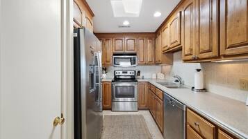 Condo, 3 Bedrooms | Private kitchen | Fridge, oven, coffee/tea maker, toaster