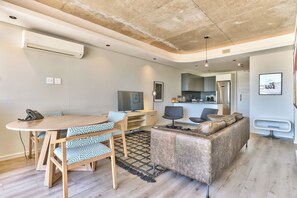 Departamento, 2 habitaciones, balcón, vista a la ciudad | Sala de estar