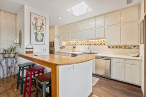 Condo, 3 habitaciones | Cocina privada | Cafetera y tetera, refrigerador, horno y tostadora 