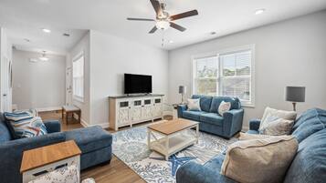 House, 4 Bedrooms | Living area