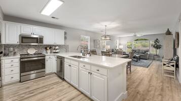 Kondominium, 3 kamar tidur | Dapur pribadi | Lemari es, oven, mesin pembuat kopi/teh, dan pemanggang roti