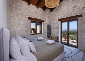 5 bedrooms, desk, iron/ironing board, free WiFi - Villa The Pines- Jaccuzi - Private Pool - 7 minutes from the beach (Gavalohori)