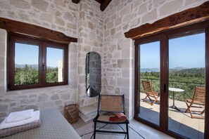 5 bedrooms, desk, iron/ironing board, free WiFi