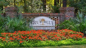 Condo, 2 Bedrooms | Property grounds