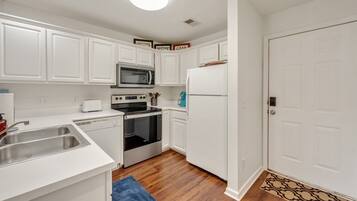 Kondominium, 2 kamar tidur | Dapur pribadi | Lemari es, oven, mesin pembuat kopi/teh, dan pemanggang roti