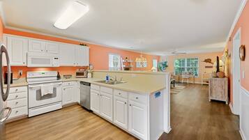 Condo, 3 Bedrooms | Private kitchen | Fridge, oven, coffee/tea maker, toaster