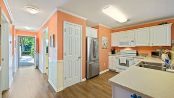 Condo, 3 Bedrooms | Private kitchen | Fridge, oven, coffee/tea maker, toaster