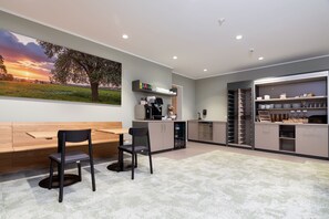 Tägliches Frühstück mit Selbstbedienung (10 CHF pro Person)