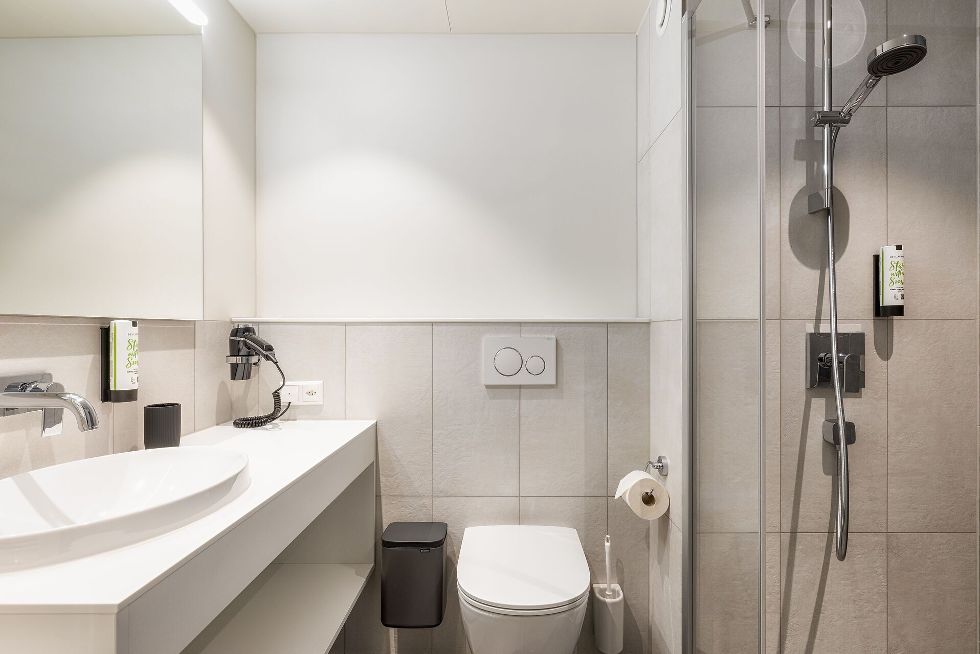 ฝักบัว, ผ้าเช็ดตัว, กระดาษชำระ