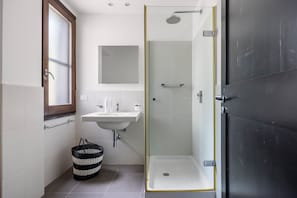 Douche, sĂšche-cheveux, bidet, serviettes fournies