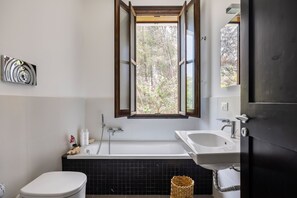 Regadera, secadora de cabello, bidet, toallas 