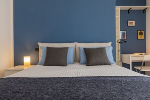 2 quartos, ferros/tábuas de passar roupa, roupa de cama