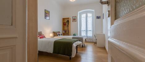 1 غرفة نوم ومكواة/لوح كي وملاءات أسرّة