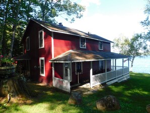 Exterior - Traditional Waterfront Maine Cottage on Long Lake with great swimming. (Naples)