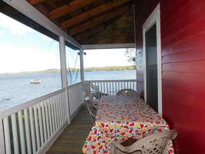 Outdoor dining - Traditional Waterfront Maine Cottage on Long Lake with great swimming. (Naples)