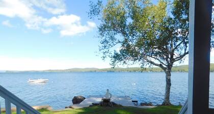 Traditional Waterfront Maine Cottage on Long Lake with great swimming.